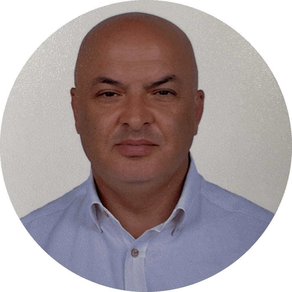 Porträt von Levent Koza, Referent des Webinars „Vernetzte Intelligenz – Das neue Denken der digitalen Transformation“, in einem hellen Hemd vor neutralem Hintergrund.